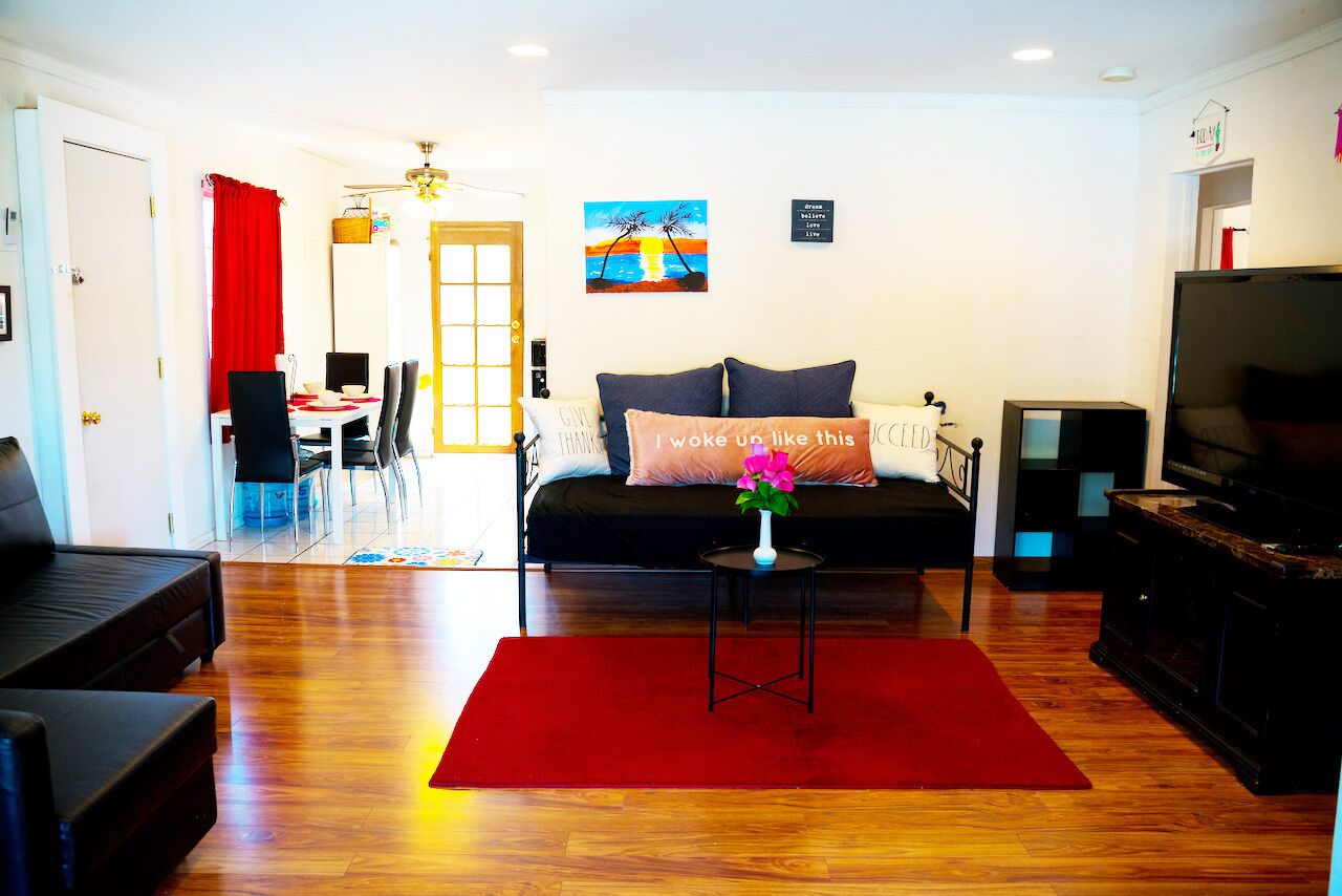 Small And Cozy Home, 3 Bedroom 1 Bath, Low Cleaning Fee! Great For Families