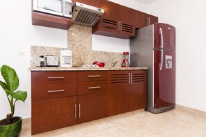 KĂŒhlschrank, Mikrowelle, Herdplatte, Wasserkocher mit Kaffee-/Teezubehör