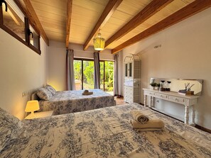 3 slaapkamers, een strijkplank/strijkijzer, wifi, beddengoed