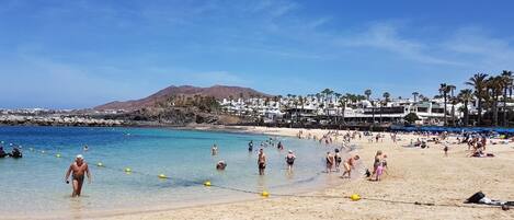 Espreguiçadeiras, toalhas de praia