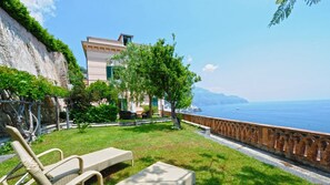 Property grounds - Smeraldo, Amalfitan Apartment in Historical villa stunning views, close to beach (Amalfi)