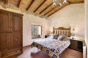 3 bedrooms, Internet, bed sheets - Charming 3-Bedroom Stone House with Scenic Views in Vallehermoso, La G (Vallehermoso)