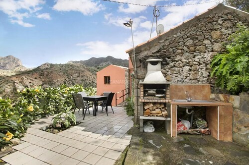 Charming 3-Bedroom Stone House with Scenic Views in Vallehermoso, La G