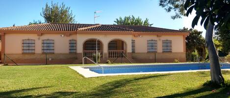 المنشأة من الخارج