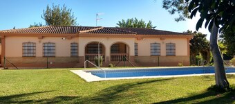TOURIST ACCOMMODATION VILLA. 14 SEATS. 5 BEDROOMS. POOL AND GARDEN,