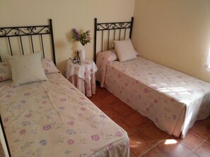 5 chambres, fer et planche à repasser, draps fournis