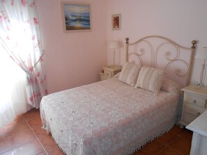 5 bedrooms, iron/ironing board, bed sheets