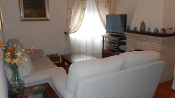 Een televisie, een open haard en een tafeltennistafel