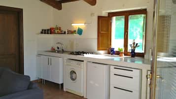 Geladeira, cooktop, cafeteira/chaleira, chaleira elétrica