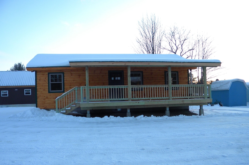 Cabin on Snowmobile trail a perfect start and ending for a perfect getaway