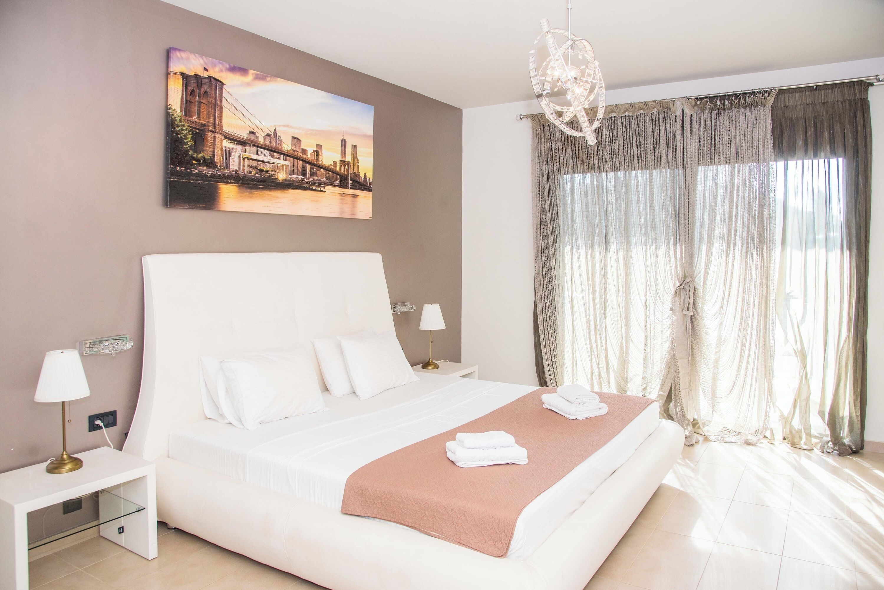 4 chambres, coffres-forts dans les chambres, fer et planche à repasser