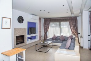 Flat-screen TV, fireplace, video games, DVD player