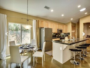 Een koelkast, een magnetron, een oven, een kookplaat