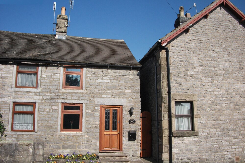 Romantic Cottage for two In Monyash. Exposed beams and logburning stove.