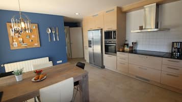 Een koelkast, een magnetron, een oven, een kookplaat