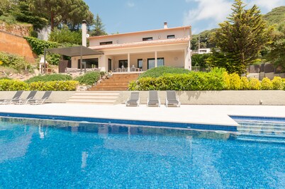  Spacious family villa with pool, sea view, sauna, 10-14 persons