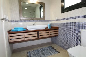 Chuveiro, secador de cabelo, toalhas de banho, sabonete