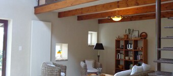 Casa totalmente reformada, muy tranquila, gran jardín familiar.