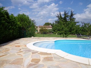 Outdoor pool - Modernised local stone-built farmhouse, very quiet, large garden for families (Lussan)