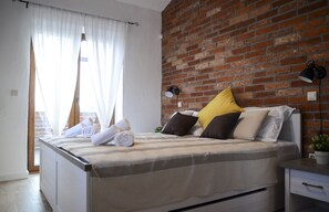 4 bedrooms, iron/ironing board, Internet