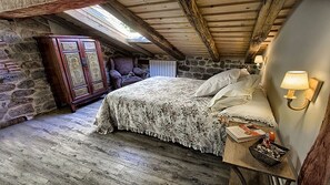 3 chambres, bureau, fer et planche à repasser, lit parapluie