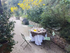 Outdoor dining - The Rural Apartment - Maria's Rural House (Terán, Cabuerniga)