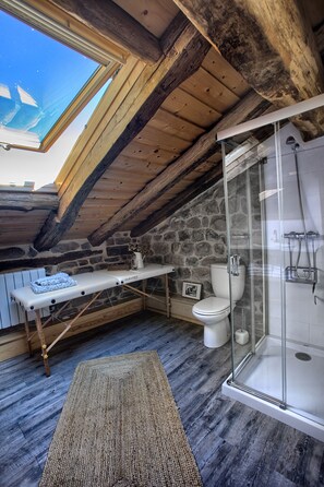Shower, hair dryer, towels, soap - The Rural Apartment - Maria's Rural House (Terán, Cabuerniga)