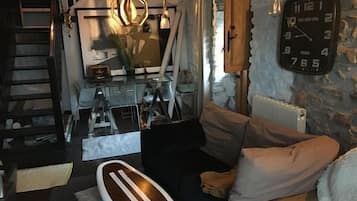 Una Smart TV, un reproductor de DVD, libros, una videoteca