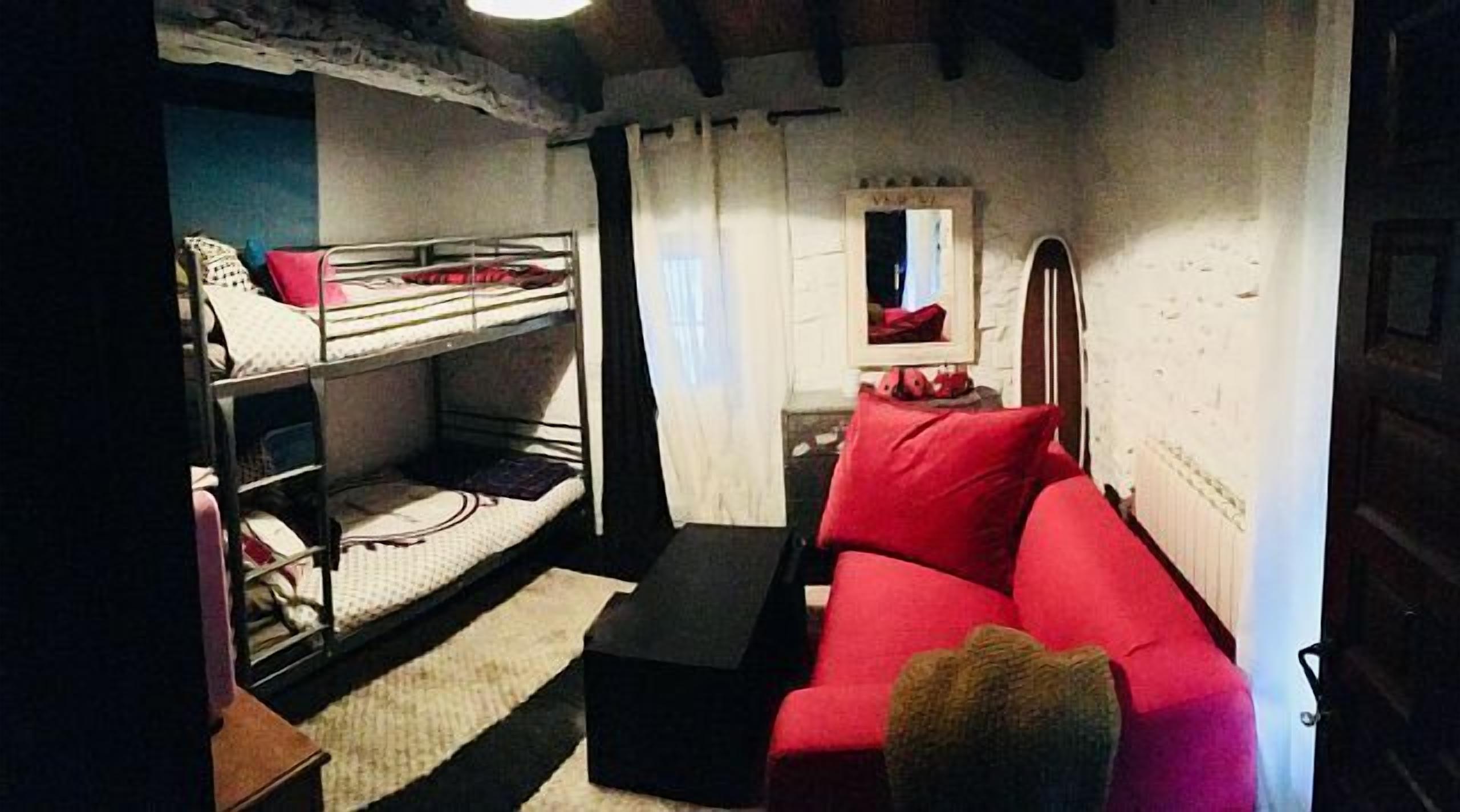 3 bedrooms, desk, iron/ironing board, free WiFi