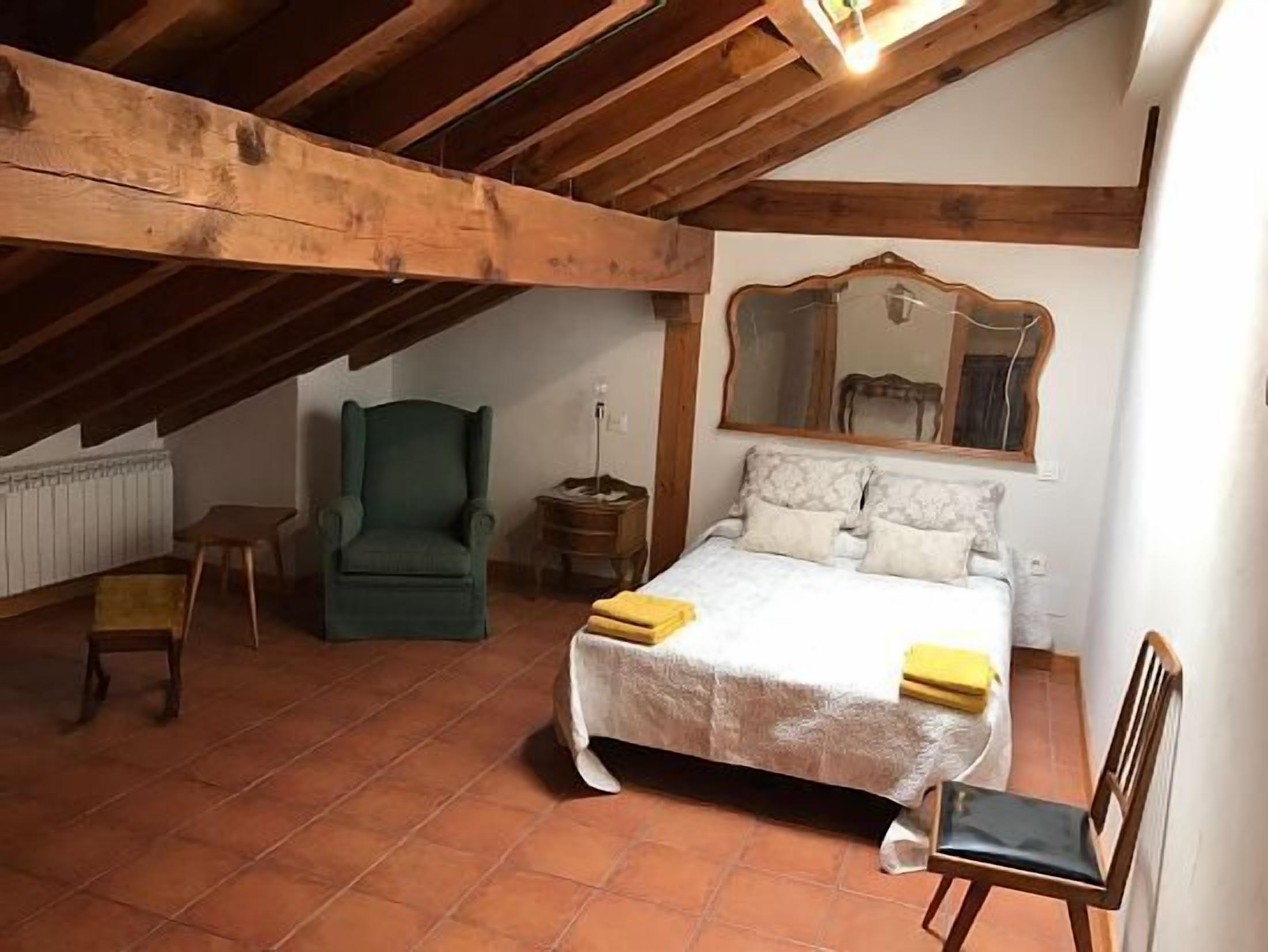 5 عدّة غرف نوم ومكواة/لوح كي وواي فاي وملاءات أسرّة