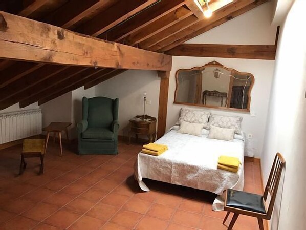 5 bedrooms, iron/ironing board, WiFi, bed sheets