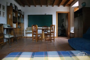 5 bedrooms, iron/ironing board, WiFi, bed sheets - Casa de la Maestra for 10 people (Barbolla)