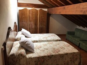 5 bedrooms, iron/ironing board, WiFi, bed sheets