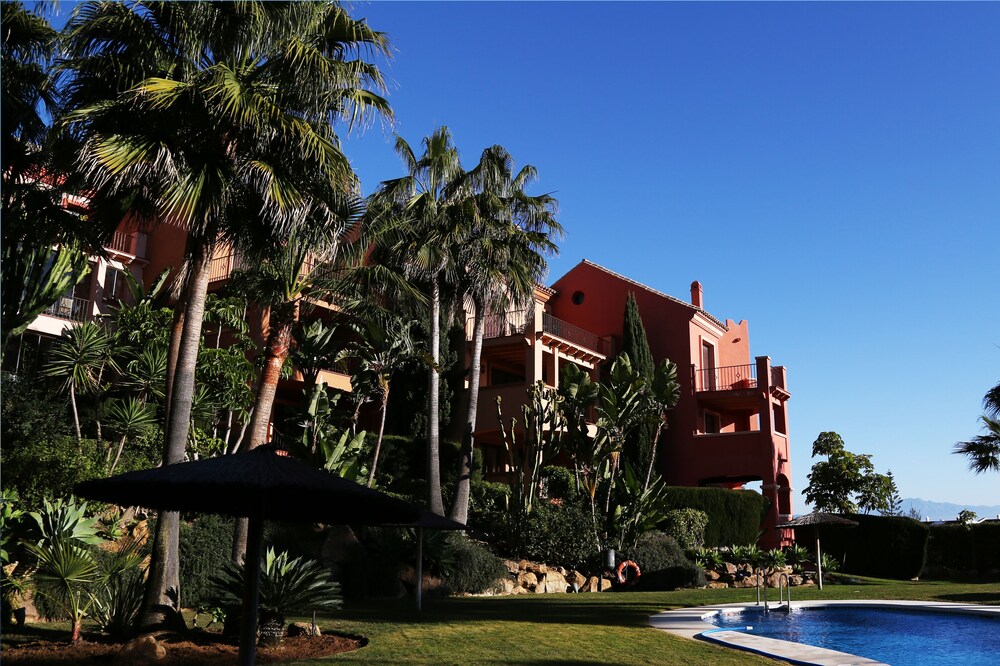 FULL SEA VIEWS, PENTHOUSE 3X DBL BED ENSUITE, AC, POOL, WI-FI IN VASARI VILLAGE.