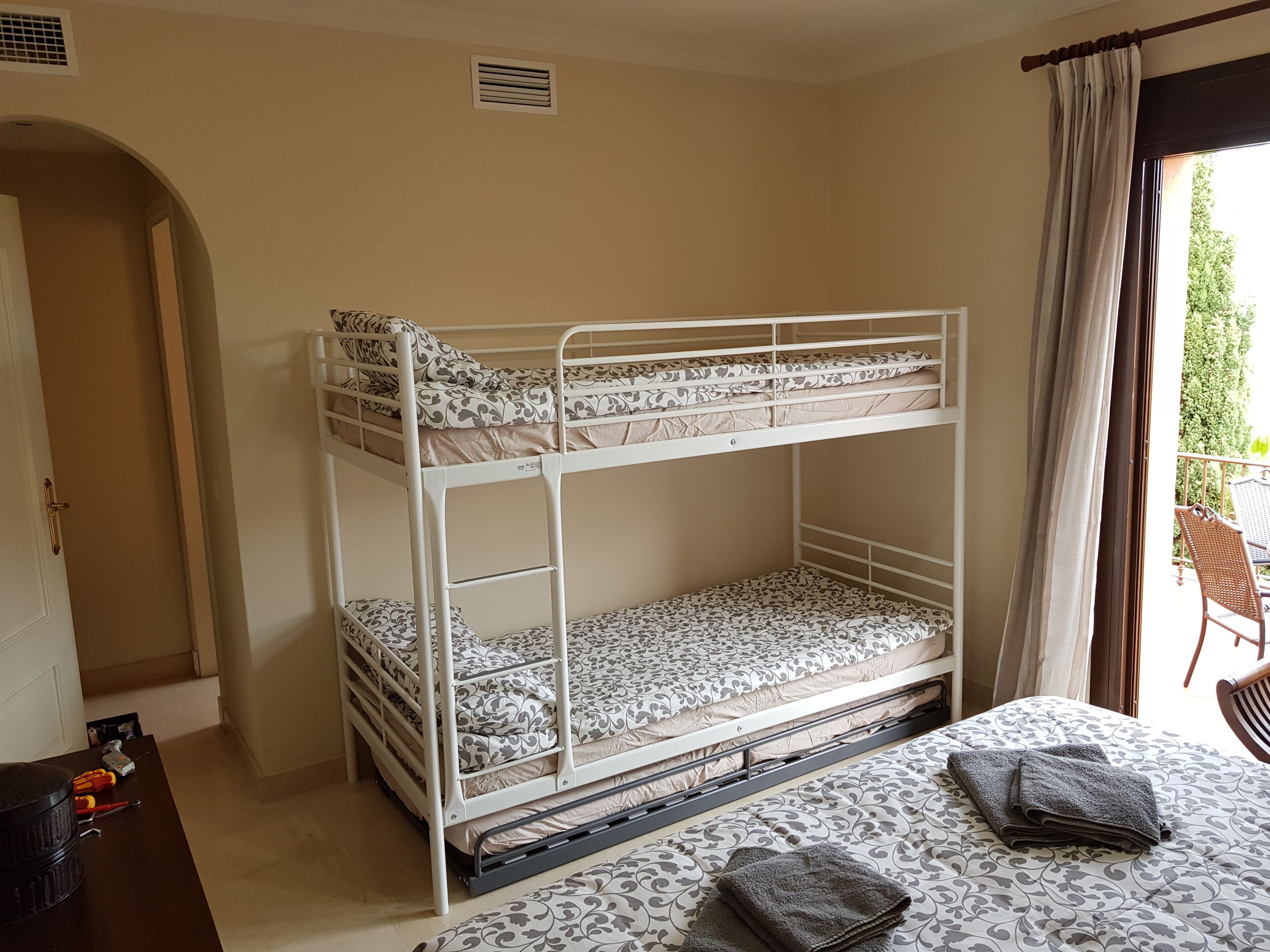 FULL SEA VIEWS, PENTHOUSE 3X DBL BED ENSUITE, AC, POOL, WI-FI IN VASARI VILLAGE.