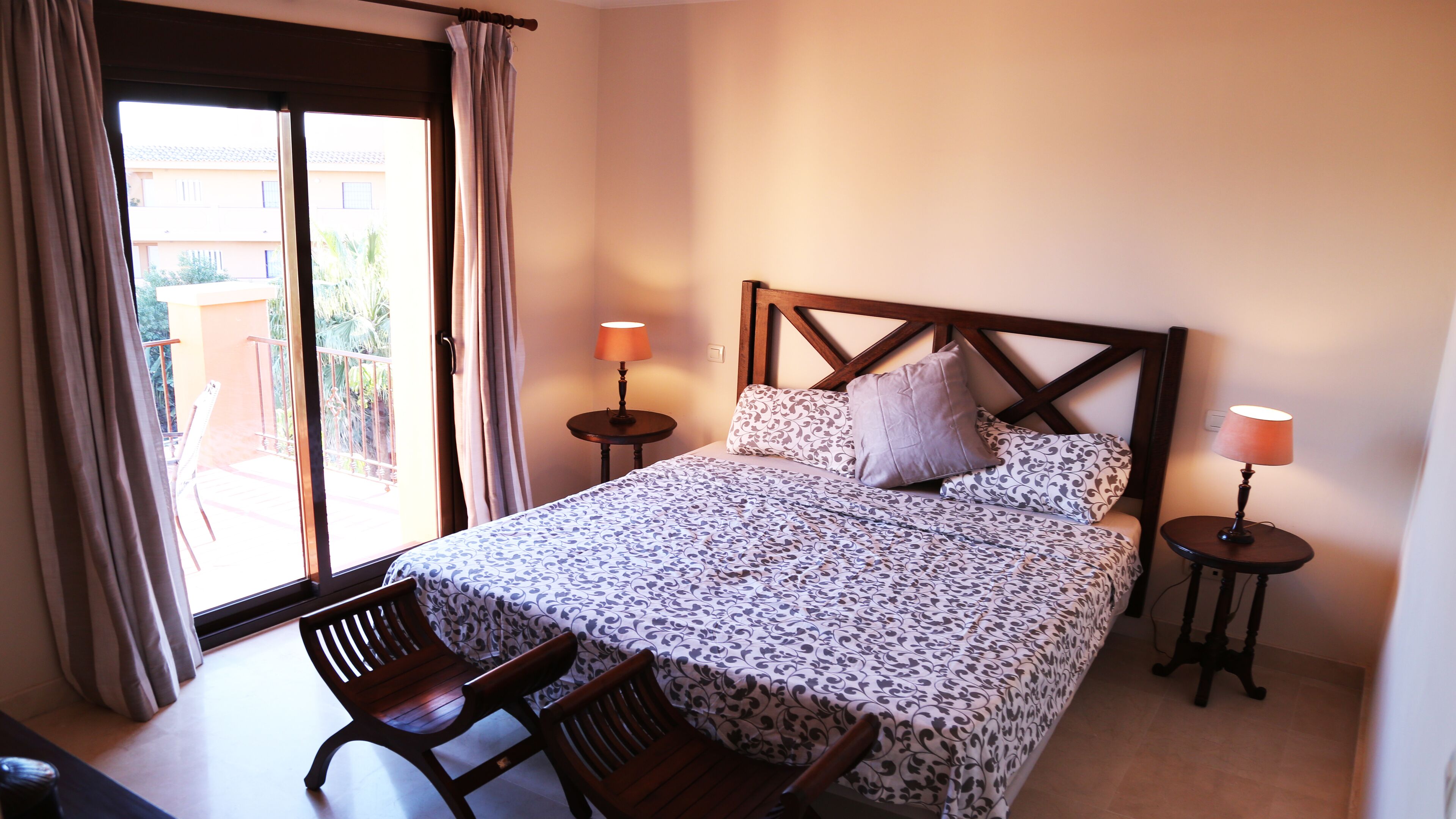 FULL SEA VIEWS, PENTHOUSE 3X DBL BED ENSUITE, AC, POOL, WI-FI IN VASARI VILLAGE.