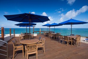 Outdoor dining - The Landmark Resort Of Cozumel (Cozumel)