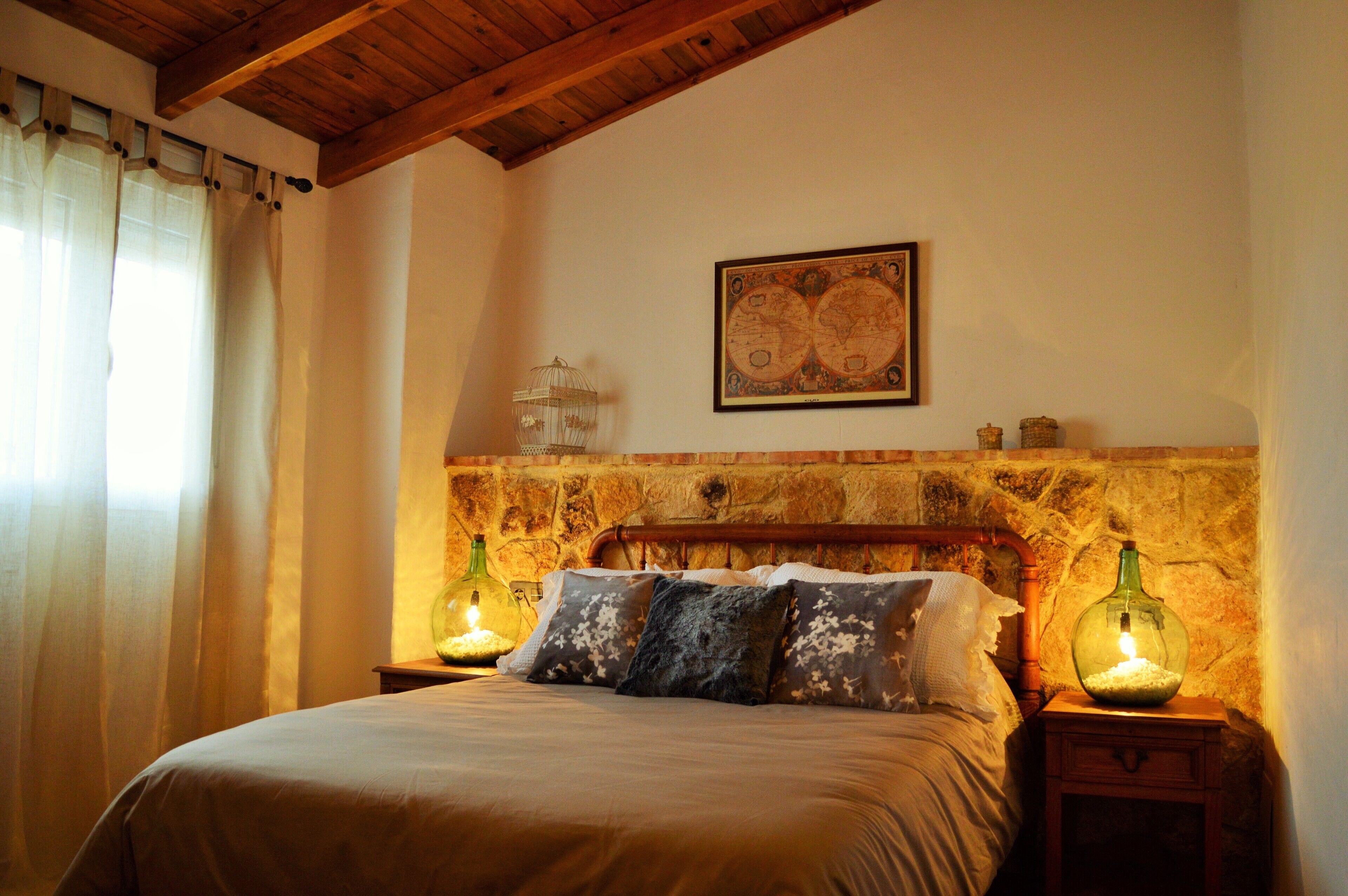 5 habitaciones, tabla de planchar con plancha, wifi y ropa de cama 