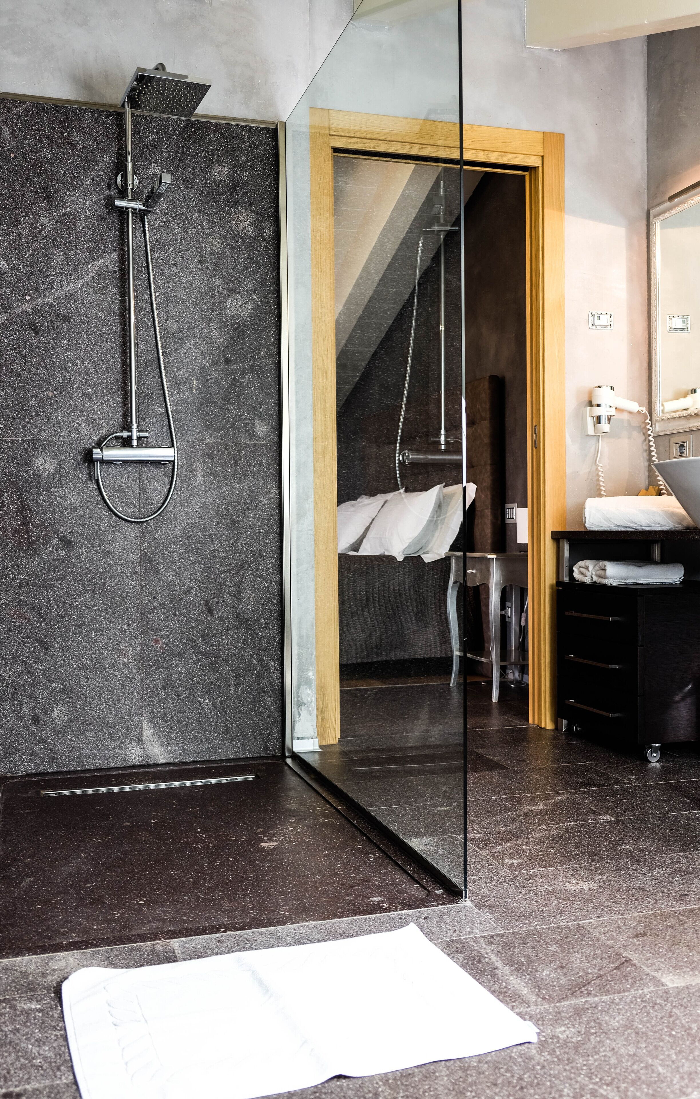 Een haardroger, badjassen, pantoffels, een bidet