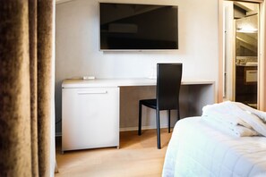 8 chambres, coffres-forts dans les chambres, bureau