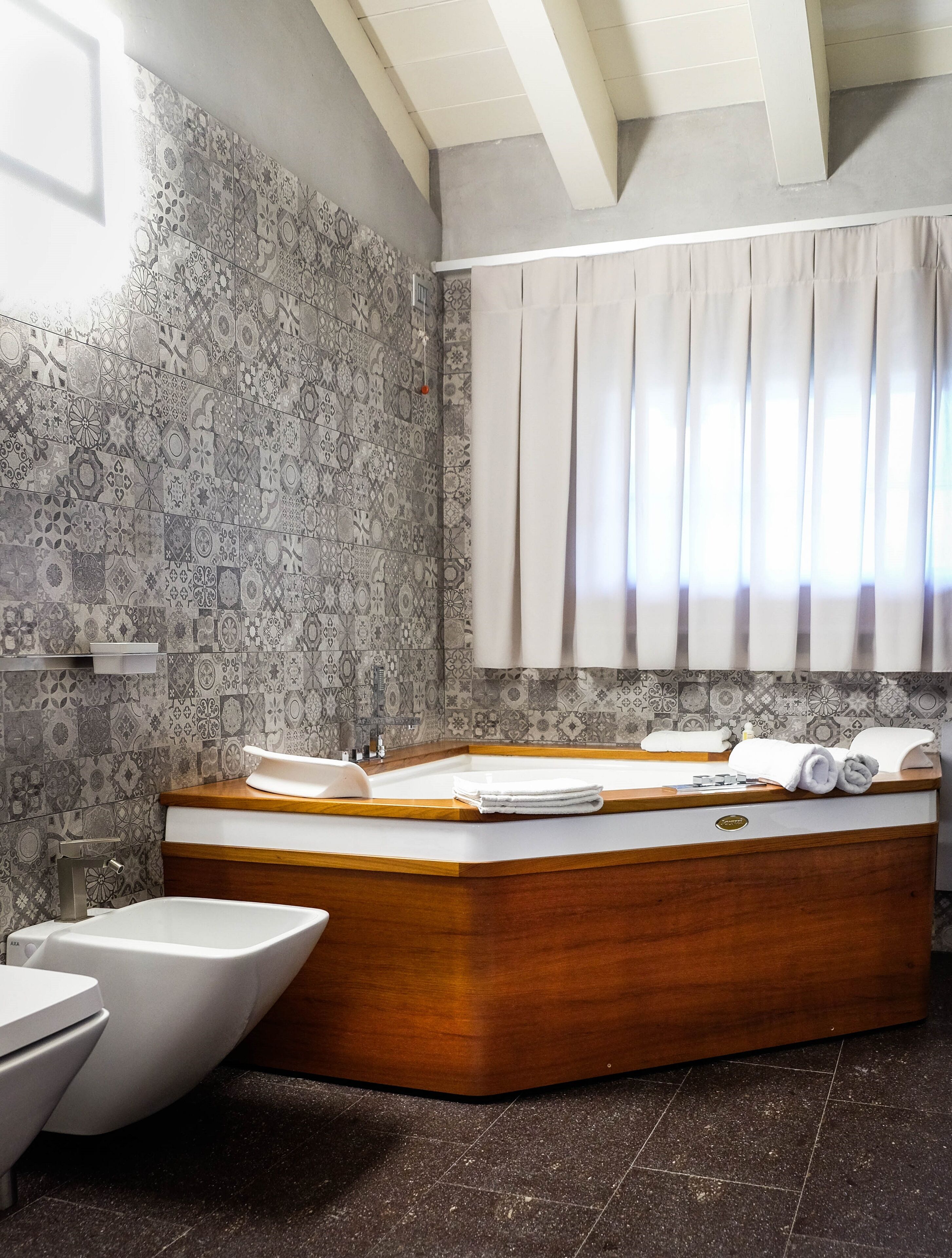 Ein Badezimmer mit freistehender Badewanne, einem Bidet und einem Waschbecken.