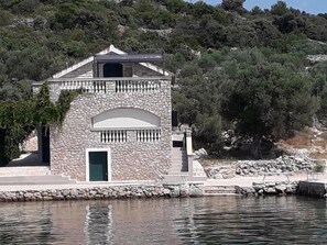 Exterior - Robinson holiday house directly on sea (Pašman)