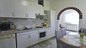 Een koelkast, een magnetron, een oven, een kookplaat