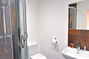 Ensemble douche/baignoire, sèche-cheveux, serviettes fournies, savon