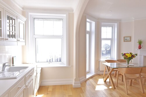 Sea Dreams - family friendly 2-bed apartment with balcony and gorgeous sea views