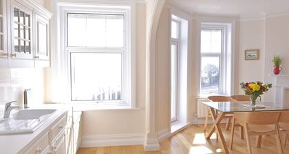 Sea Dreams - family friendly 2-bed apartment with balcony and gorgeous sea views