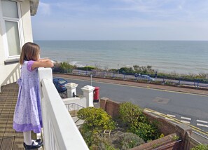 Property grounds - Sea Dreams - family friendly 2-bed apartment with balcony and gorgeous sea views (Eastbourne)