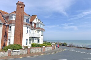 Exterior - Sea Dreams - family friendly 2-bed apartment with balcony and gorgeous sea views (Eastbourne)