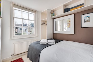 4 bedrooms, iron/ironing board, free WiFi, bed sheets