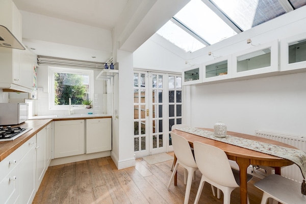 Ovn, opvaskemaskine, køkkentøj/tallerkener/redskaber